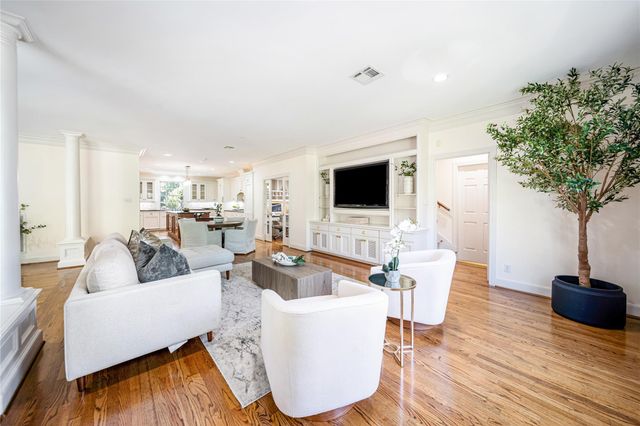 2 Soldiers Creek Circle, Hunters Creek Village, TX 77024