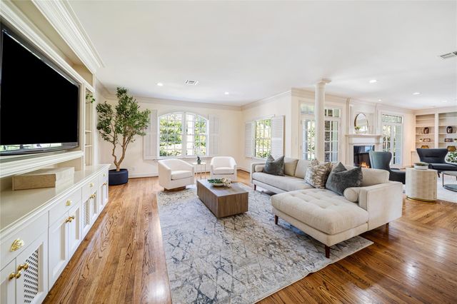 2 Soldiers Creek Circle, Hunters Creek Village, TX 77024