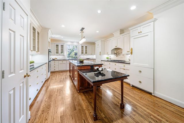 2 Soldiers Creek Circle, Hunters Creek Village, TX 77024