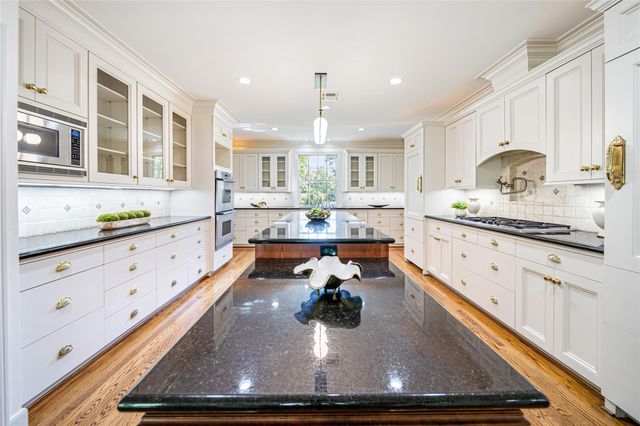 2 Soldiers Creek Circle, Hunters Creek Village, TX 77024