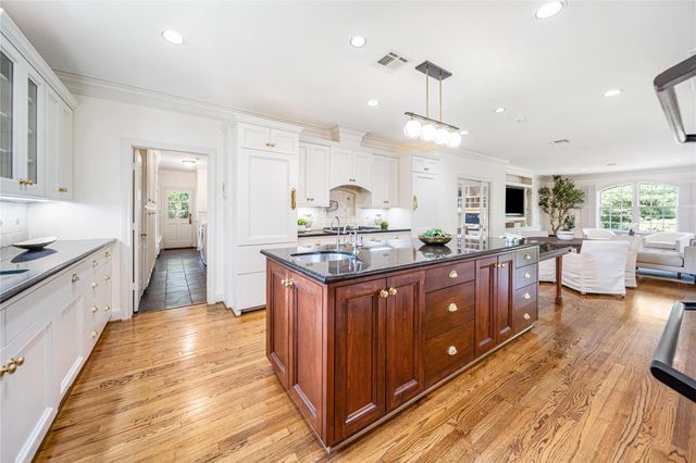 2 Soldiers Creek Circle, Hunters Creek Village, TX 77024