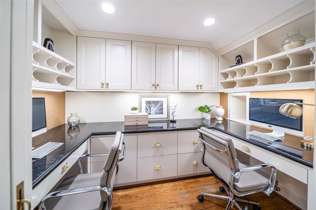 2 Soldiers Creek Circle, Hunters Creek Village, TX 77024