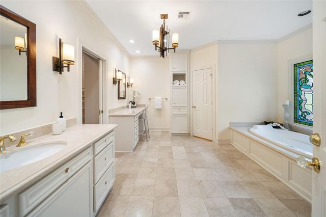 2 Soldiers Creek Circle, Hunters Creek Village, TX 77024