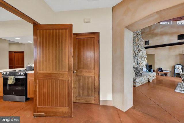 8272 WOODBINE RD, Airville, PA 17302