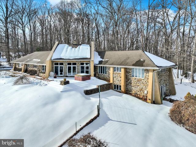 8272 WOODBINE RD, Airville, PA 17302