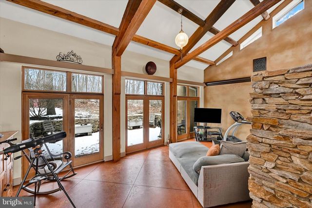 8272 WOODBINE RD, Airville, PA 17302