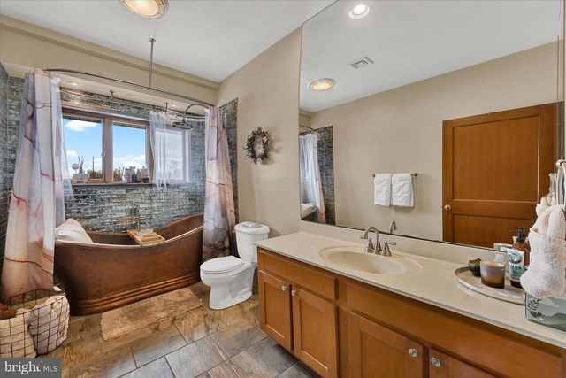 8272 WOODBINE RD, Airville, PA 17302