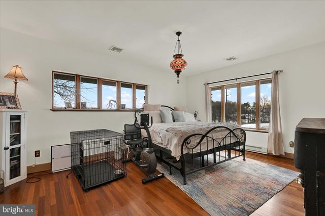 8272 WOODBINE RD, Airville, PA 17302