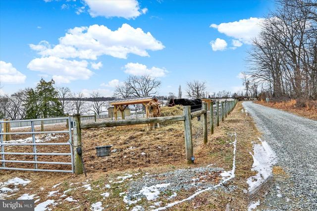 8272 WOODBINE RD, Airville, PA 17302