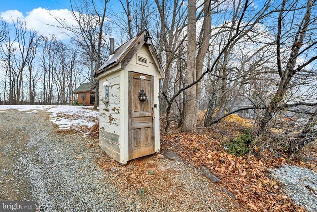 8272 WOODBINE RD, Airville, PA 17302