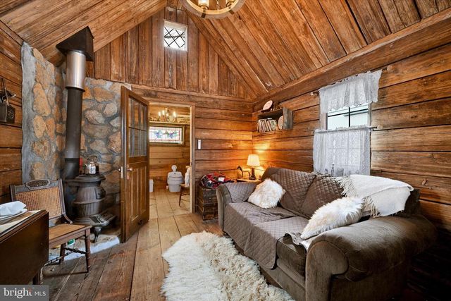 8272 WOODBINE RD, Airville, PA 17302