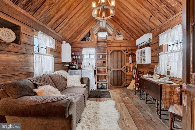 8272 WOODBINE RD, Airville, PA 17302