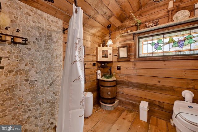 8272 WOODBINE RD, Airville, PA 17302