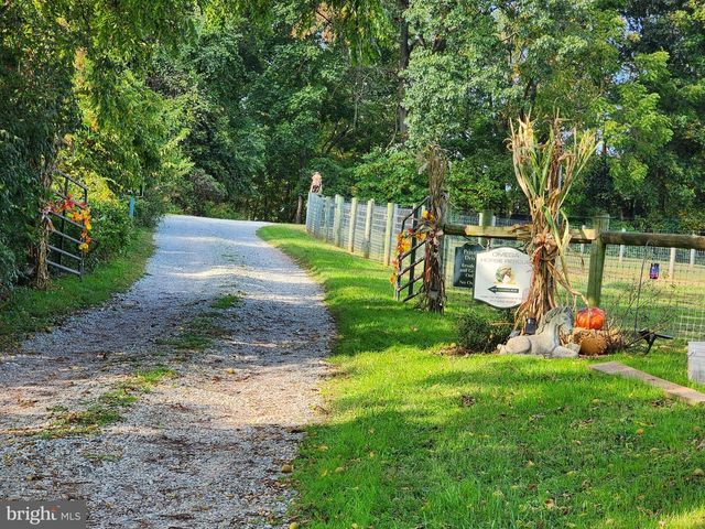 8272 WOODBINE RD, Airville, PA 17302