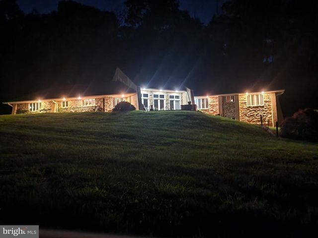 8272 WOODBINE RD, Airville, PA 17302