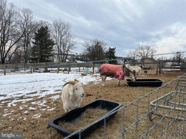 8272 WOODBINE RD, Airville, PA 17302