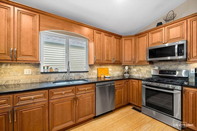 176 Presidential Boulevard, Oswego, IL 60543