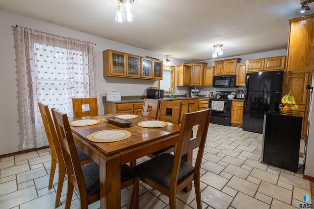 5004 W 49th St Street, Sioux Falls, SD 57106
