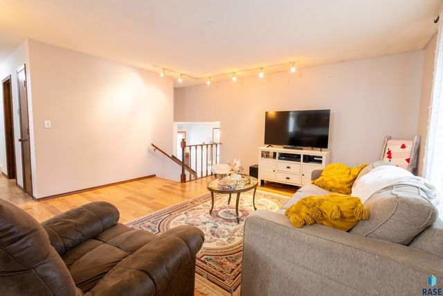 5004 W 49th St Street, Sioux Falls, SD 57106