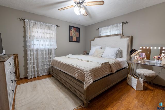 5004 W 49th St Street, Sioux Falls, SD 57106