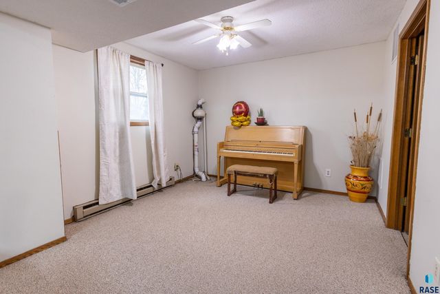 5004 W 49th St Street, Sioux Falls, SD 57106