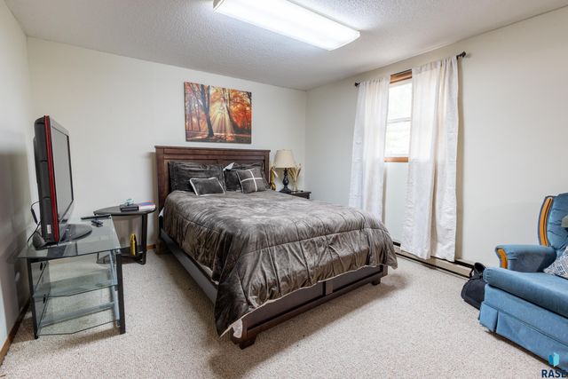 5004 W 49th St Street, Sioux Falls, SD 57106