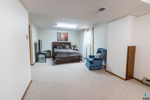 5004 W 49th St Street, Sioux Falls, SD 57106