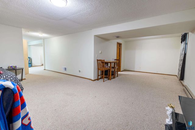 5004 W 49th St Street, Sioux Falls, SD 57106