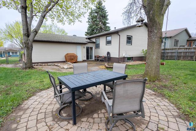 5004 W 49th St Street, Sioux Falls, SD 57106