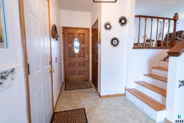 5004 W 49th St Street, Sioux Falls, SD 57106