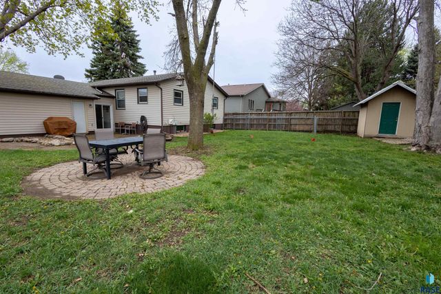 5004 W 49th St Street, Sioux Falls, SD 57106