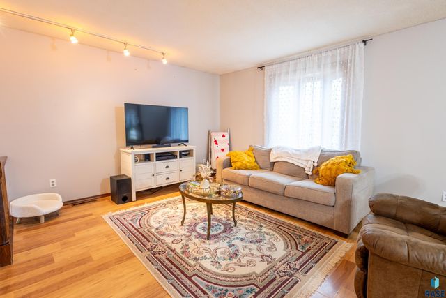 5004 W 49th St Street, Sioux Falls, SD 57106