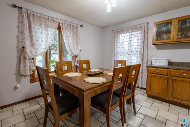 5004 W 49th St Street, Sioux Falls, SD 57106