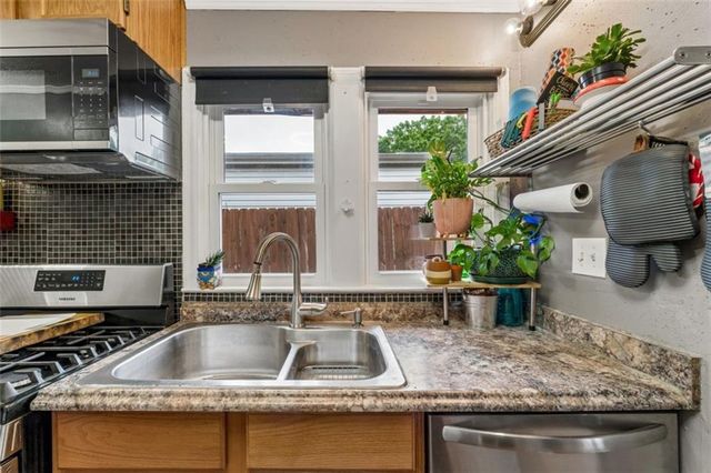 1102 S Leslie Avenue, Independence, MO 64050