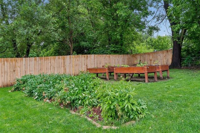 1102 S Leslie Avenue, Independence, MO 64050