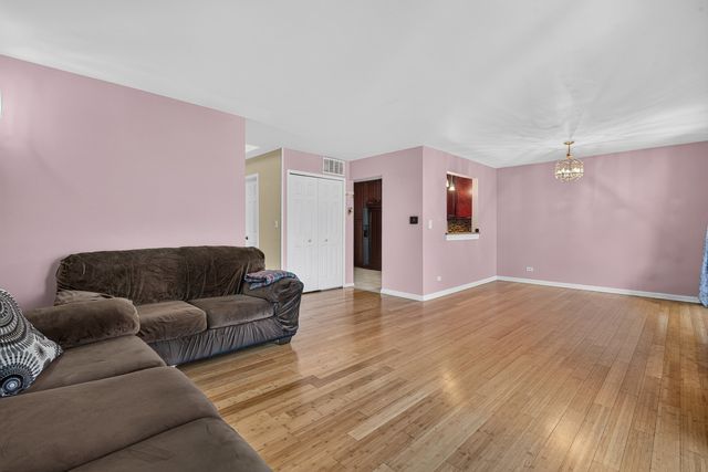 1042 E Randville Drive, Palatine, IL 60074