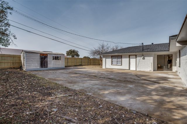 113 Brook Hollow Drive, Desoto, TX 75115