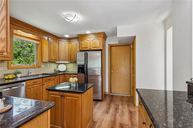 2621 Hunters Point Dr, Franklin Park, PA 15090