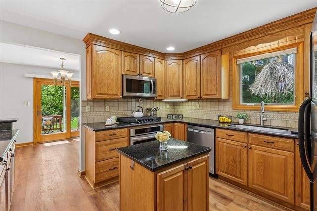 2621 Hunters Point Dr, Franklin Park, PA 15090
