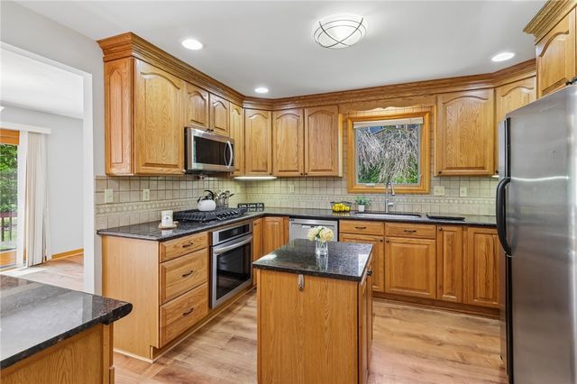 2621 Hunters Point Dr, Franklin Park, PA 15090