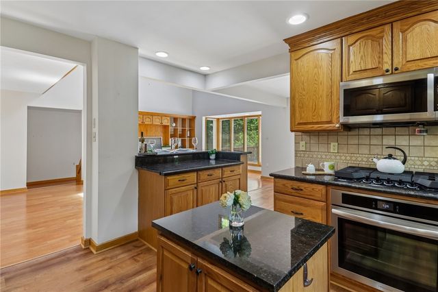 2621 Hunters Point Dr, Franklin Park, PA 15090