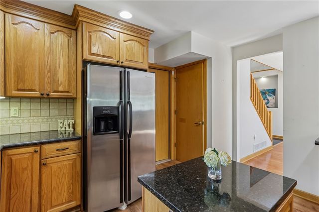 2621 Hunters Point Dr, Franklin Park, PA 15090