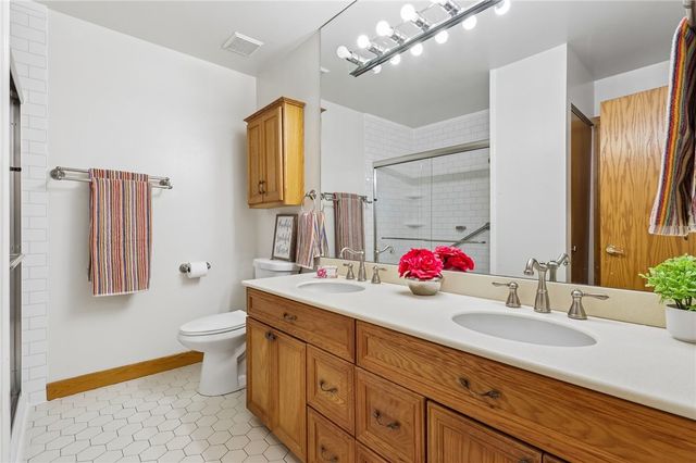2621 Hunters Point Dr, Franklin Park, PA 15090