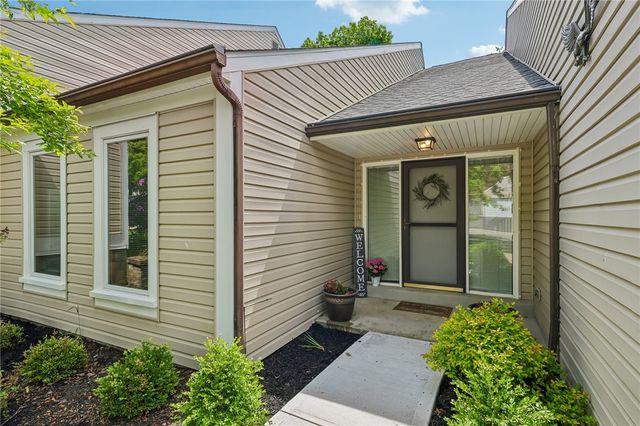 2621 Hunters Point Dr, Franklin Park, PA 15090