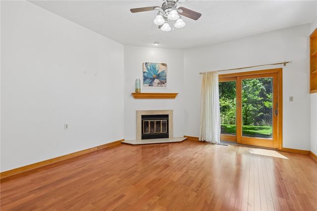 2621 Hunters Point Dr, Franklin Park, PA 15090