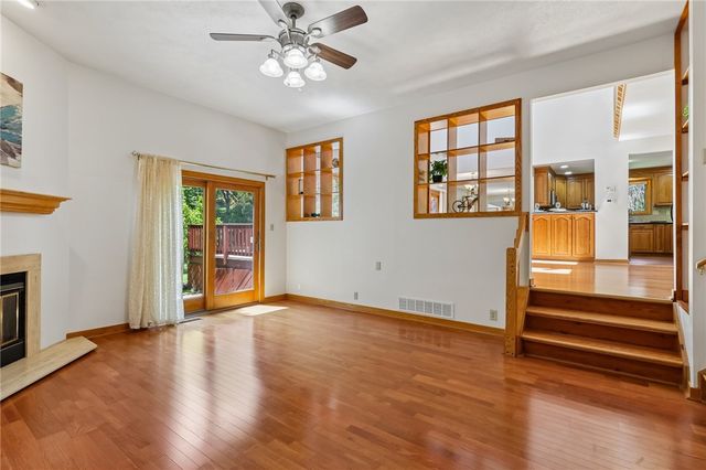 2621 Hunters Point Dr, Franklin Park, PA 15090