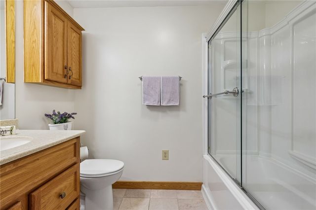 2621 Hunters Point Dr, Franklin Park, PA 15090