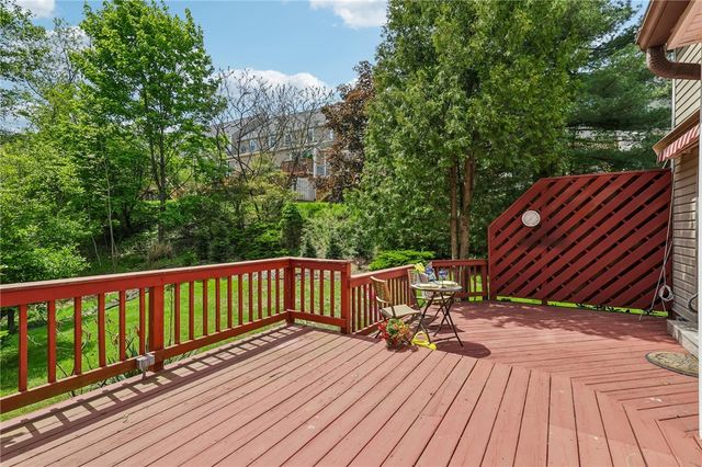 2621 Hunters Point Dr, Franklin Park, PA 15090