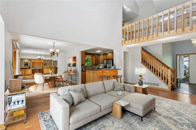 2621 Hunters Point Dr, Franklin Park, PA 15090