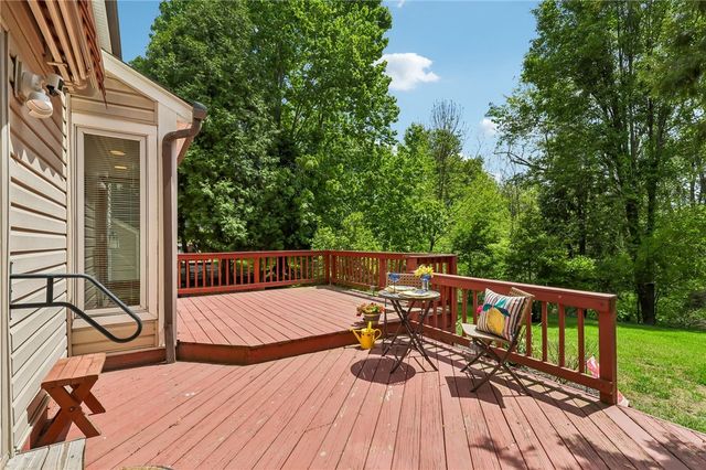 2621 Hunters Point Dr, Franklin Park, PA 15090